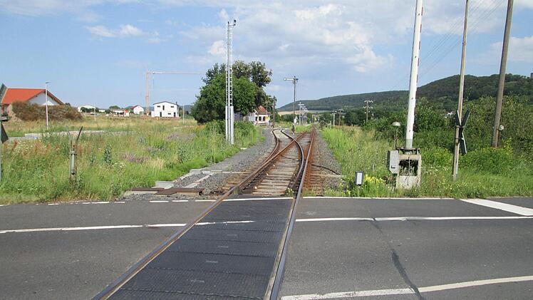 Am Bahnübergang von Elfershausen nach Trimberg installiert die Bahn AG zwei neue Straßenlampen zur Sicherheit von Radlern und Fußgängern.    Foto: Winfried Ehling
