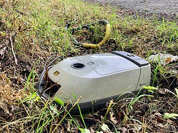 Ein alter Staubsauger wurde dieser Tage an einem Waldweg bei Kauerndorf entsorgt. Foto: Adriane Lochner