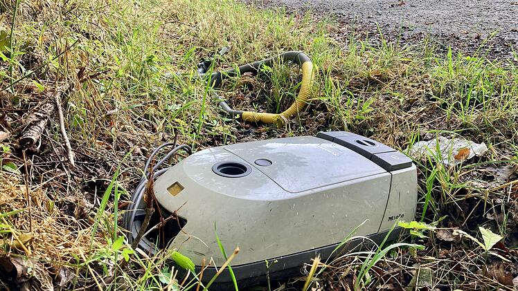 Ein alter Staubsauger wurde dieser Tage an einem Waldweg bei Kauerndorf entsorgt. Foto: Adriane Lochner