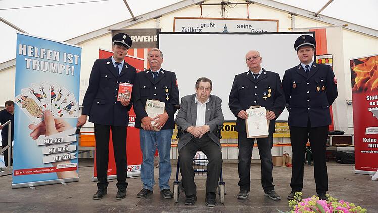 Vorsitzender Markus Ullrich (links) mit der Chronik der Feuerwehr Zeitlofs. Leo Uebelacker, der Chronist der Wehr, war maßgeblich an der Zusammenstellung für die Chronik beteiligt. Er wurde zum Ehrenmitglied ernannt. Für 70 Jahre Mitgliedschaft wu...