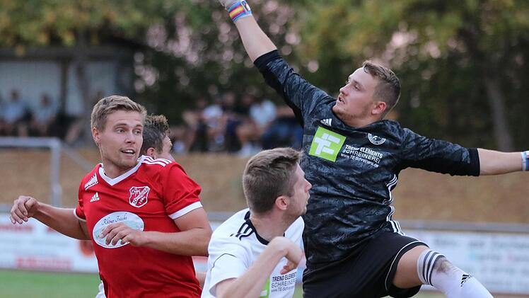 Steinachs Keeper Franz-Xaver Rosshirt bewahrt sein Team in dieser Szene vor einem Rückstand. Schondras Abwehrhüne Johannes Hüfner wäre liebend gerne zur Stelle gewesen. Foto: Sebastian Schmitt