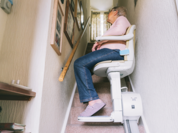 Treppenlift kaufen: Die 5 h&auml;ufigsten Fehler und wie Sie sparen