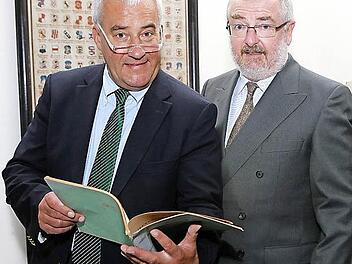 Minister Ludwig Spaenle (links) bei seinem Bamberg-Besuch mit Stefan Nöth, dem Direktor des Staatsarchivs  Foto: Matthias Hoch