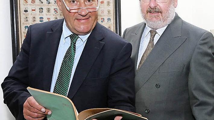 Minister Ludwig Spaenle (links) bei seinem Bamberg-Besuch mit Stefan Nöth, dem Direktor des Staatsarchivs  Foto: Matthias Hoch