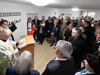 Pfarrer Georg Lohneiß und Pfarrer Jens Hans segneten die neue Rettungswache.  Foto: Ronald Rinklef