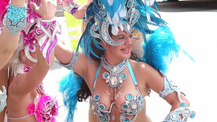 Erste Impressionen vom Samba-Umzug durch die Coburger InnenstadtFoto: Jochen Berger