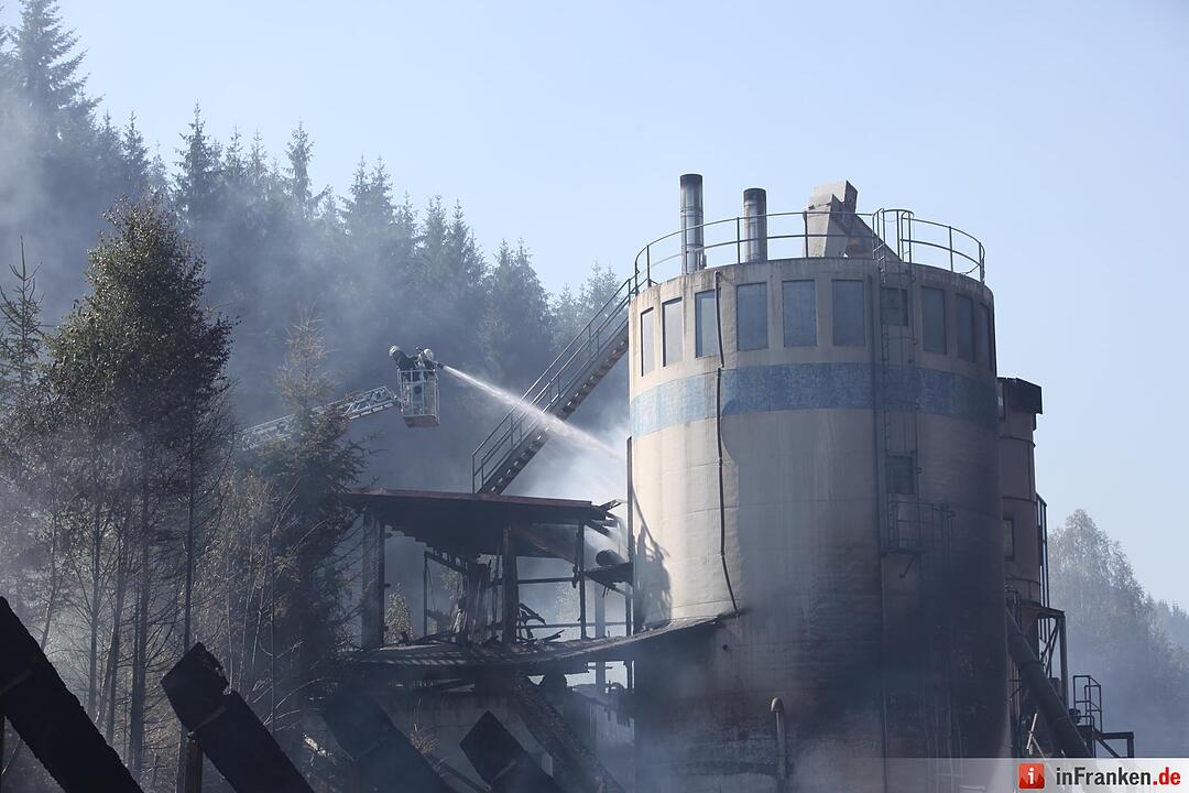 Tagbilder: Katastrophenfall nach Grossbrand ausgerufen - Zweistelliger Millionenschaden - Loeschhubschrauber im Einsatz