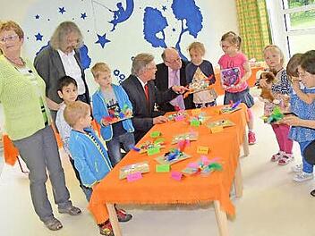 Mit Begeisterung zeigten die Kinder im Kindergarten Herz-Jesu Pressig den Besuchern ihre kleinen selbst gebastelten Kunstwerke. Mit im Bild stehend, Kindergartenleiterin Ursula Übelacker, Pater Helmut Haagen, bei den Kindern kniend Bürgermeister Hans Pietz und Karl- Heinz Löffler, Vorsitzender Kindergartenförderverein  Foto: Karl- Heinz Hofmann