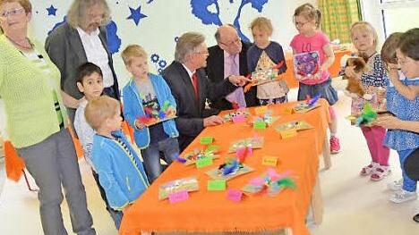 Mit Begeisterung zeigten die Kinder im Kindergarten Herz-Jesu Pressig den Besuchern ihre kleinen selbst gebastelten Kunstwerke. Mit im Bild stehend, Kindergartenleiterin Ursula Übelacker, Pater Helmut Haagen, bei den Kindern kniend Bürgermeister Hans Pietz und Karl- Heinz Löffler, Vorsitzender Kindergartenförderverein  Foto: Karl- Heinz Hofmann