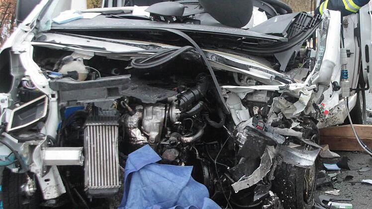 Schweres Verkehrsunglück auf der Bundesstraße 289 bei Kulmbach am Samstagmorgen  Foto: Dagmar Besand