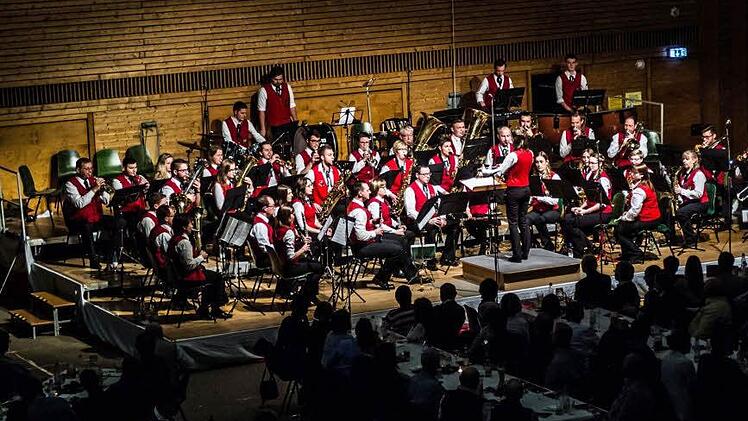 Unter der Leitung von Lena Wegener beeindruckte der Musikverein Rödental beim Weihnachtskonzert in der Franz-Goebel-Halle. Foto: Jochen Berger