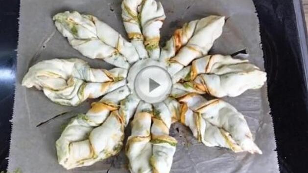 Die Grillsaison beginnt: Dieses Rezept für Pesto-Blumen-Brot ist ein Hingucker für die nächste Grill-Party. Foto: Jennifer Brechtelsbauer