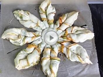 Die Grillsaison beginnt: Dieses Rezept für Pesto-Blumen-Brot ist ein Hingucker für die nächste Grill-Party. Foto: Jennifer Brechtelsbauer
