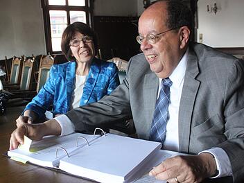 John L. Withers und seine Frau Maryruth Coleman beim Besuch im Staffelsteiner Rathaus. Der ehemalige Diplomat gab Bürgermeister Jürgen Kohmann und Stadtarchivarin Adelheid Waschka kleine Einblicke in das von ihm verfasste Manuskript der Lebensgeschichte seines Vater John Withers, der 1945 als First Lieutenant in Staffelstein stationiert war. Foto: Matthias Einwag