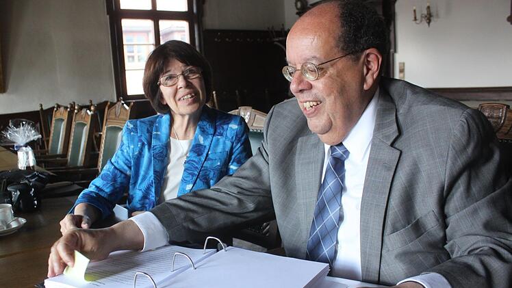 John L. Withers und seine Frau Maryruth Coleman beim Besuch im Staffelsteiner Rathaus. Der ehemalige Diplomat gab Bürgermeister Jürgen Kohmann und Stadtarchivarin Adelheid Waschka kleine Einblicke in das von ihm verfasste Manuskript der Lebensgeschichte seines Vater John Withers, der 1945 als First Lieutenant in Staffelstein stationiert war. Foto: Matthias Einwag