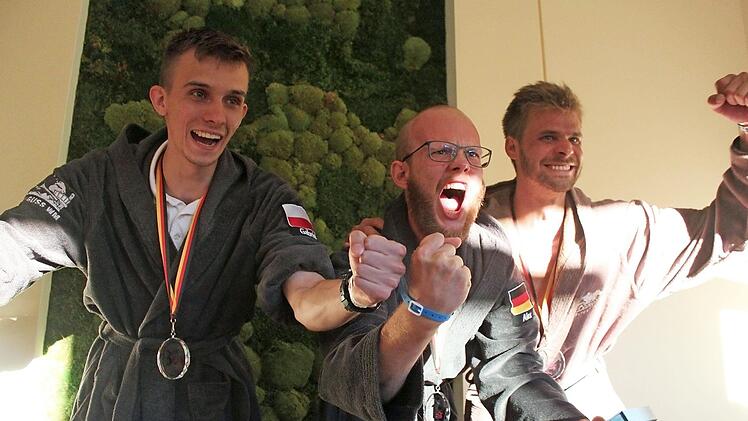 Da brach sie heraus, die Freude über das unerwartet aber erhoffte Erreichte: Gabriel Pekala (3. Platz), Meister Alexander Hoffmann und Vizemeister Domink Hepp  Fotos: Markus Häggberg
