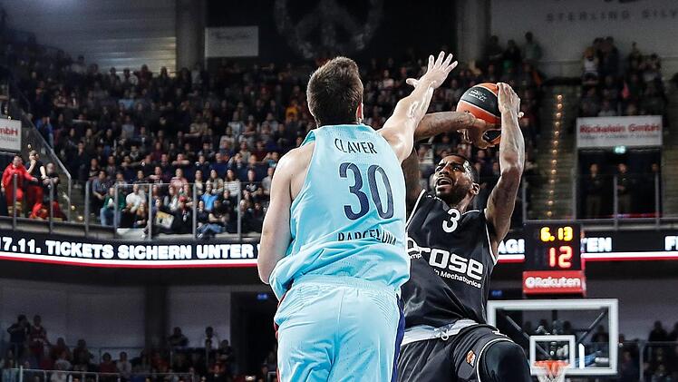 Dorell Wright, hier beim Wurf gegen Victor Claver (l.), wurde nach schwachem Beginn von Minute zu Minute stärker.