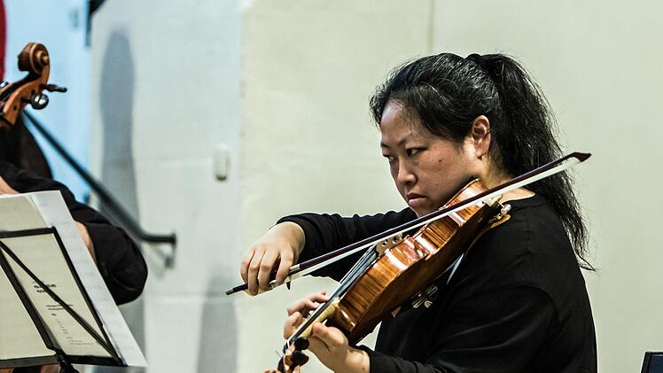 Die Coburger Erstaufführung der "Misa Tango" lockte zahlreiche Zuhörer in die Morizkirche. Unter der Leitung von Antoinetta Bafas beeindruckte der "Chor Unerhört" gemeinsam mit den Vokalsolisten Joana Tautu und Marcello Mejia-Mejia.Foto: Jochen Berger