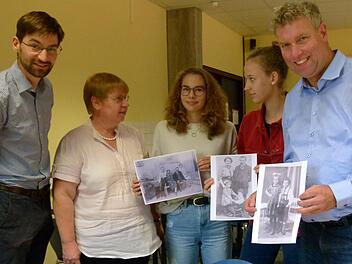 Die Schülerinnen Sarah (rechts) und Alina mit KHG-Direktor Michael Strehler (rechts), Lehrerin Christa Horn und Bürgermeister Michael Bergrab sortieren Fotos für das Gedenkbuch.  Fotos: Marion Krüger-Hundrup
