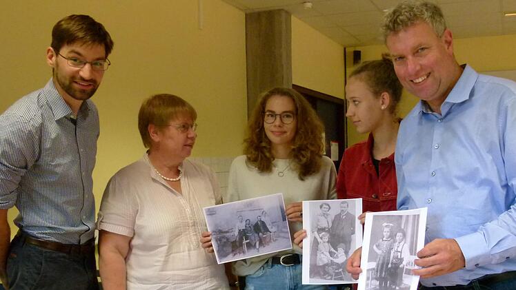 Die Schülerinnen Sarah (rechts) und Alina mit KHG-Direktor Michael Strehler (rechts), Lehrerin Christa Horn und Bürgermeister Michael Bergrab sortieren Fotos für das Gedenkbuch.  Fotos: Marion Krüger-Hundrup