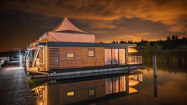 &Uuml;bernachten auf dem Gro&szlig;en Brombachsee. Das ist jetzt in den schwimmenden Hotels im "Floating Village" Ramsberg m&ouml;glich. Foto: ELG Eco Lodges GmbH