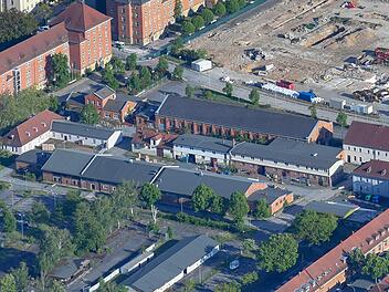 Aus dem Luftbild lässt sich das künftige Kulturquartier sehr gut erkennen. Oben erstreckt sich als  Querriegel  die alte Reithalle. Das im Anschluss unterhalb befindlliche große Gebäude ist die ehemalige US-Posthalle. Ronald Rinklef