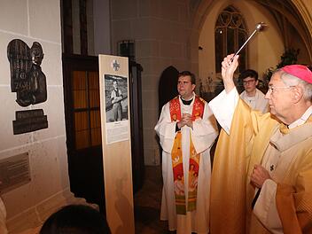 Erzbischof Ludwig Schick segnete in der Kronacher Stadtpfarrkirche eine Gedenkplatte, die der Künstler Tobias Schreiber geschaffen hat. Rainer Glissnik