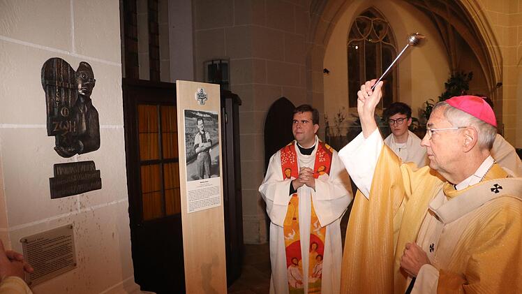 Erzbischof Ludwig Schick segnete in der Kronacher Stadtpfarrkirche eine Gedenkplatte, die der Künstler Tobias Schreiber geschaffen hat. Rainer Glissnik