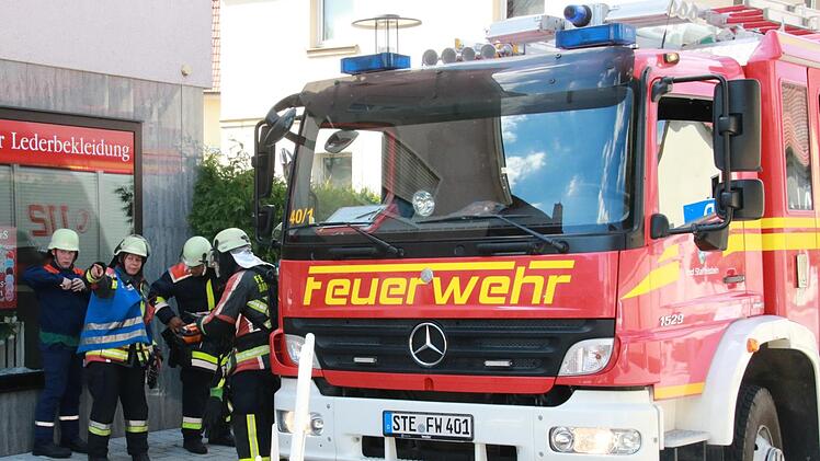 Die eben neu angekommenen Feuerwehrleute werden hier gerade von Kommandantin Nicole Trapper eingewiesen. Foto: Matthias Einwag