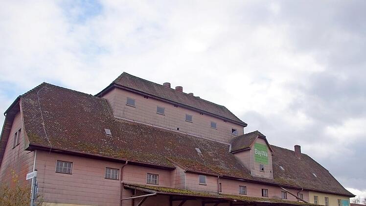 Das frühere Baywa-Gebäude in der Bahnhofstraße in Ebensfeld wird wohl abgerissen, um dort - so die Planungen des Grundstückseigentümers - eine Halle für Wohnmobilstellplätze zu errichten. Die Bauvoranfrage stieß beim Gremium auf Zustimmung, nun ist die Einreichung des konkretisierenden Bauantrags abzuwarten.