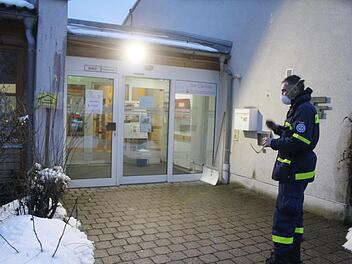 Das THW rückte am Mittwochabend an, um im Altenheim St. Marien in Stadtsteinach bei der Umsetzung baulicher Maßnahmen zu helfen, die infizierte von nicht-infizierten Bewohnern treffen sollen.