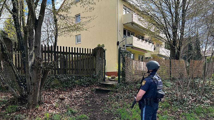 Knallgeräusche in Nürnberg-Reichelsdorf: Polizei mit starken Kräften am Boden und Hubschrauber in der Luft im Einsatz