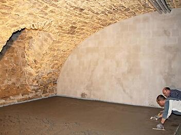 Im historischen Gewölbekeller entsteht derzeit ein Raum für die offene Jugendarbeit der Stadt. Mitarbeiter des Bauhofes haben den Estrich verlegt. Der Raum soll möglichst schnell nutzbar sein. Foto: Heike Beudert