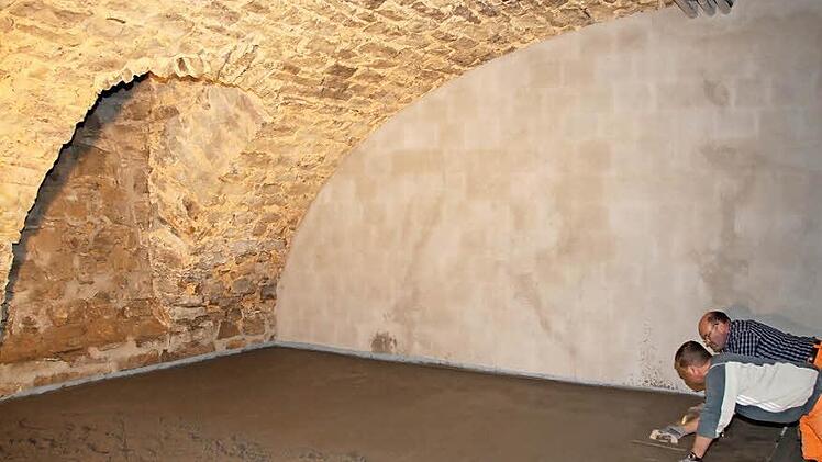 Im historischen Gewölbekeller entsteht derzeit ein Raum für die offene Jugendarbeit der Stadt. Mitarbeiter des Bauhofes haben den Estrich verlegt. Der Raum soll möglichst schnell nutzbar sein. Foto: Heike Beudert