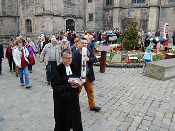 Angeführt von Pfarrerin Martina Schwarz-Wohlleben zogen die Mitglieder der Gemeinde St. Moriz in die Salvatorkirche. Fotos: Oliver Schmidt