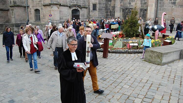 Angeführt von Pfarrerin Martina Schwarz-Wohlleben zogen die Mitglieder der Gemeinde St. Moriz in die Salvatorkirche. Fotos: Oliver Schmidt