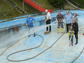 Mit Unterstützung der Freiwilligen Feuerwehr haben die Vereinsmitglieder das Becken gereinigt.  Foto: Pöhlmann