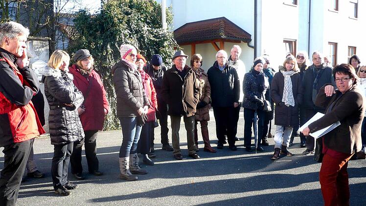 An jeder Station - wie hier am Ort der ehemaligen Synagoge - erzählte Christiane Kolbet kleine Geschichten. Foto: Johanna Blum