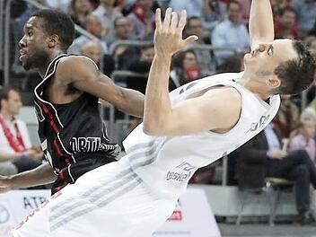 David Holston (links) von den Artland Dragons schlägt aus und streckt Karsten Tadda in der Viertelfinalserie der letzten Saison nieder. Foto: sportpress