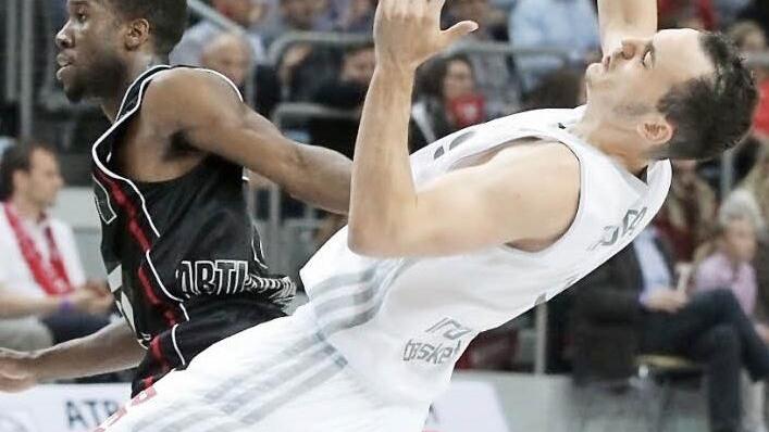 David Holston (links) von den Artland Dragons schlägt aus und streckt Karsten Tadda in der Viertelfinalserie der letzten Saison nieder. Foto: sportpress