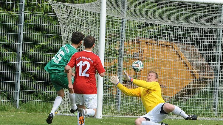 Das 3:0 für den SV Garitz durch Benedikt Lang (links). Foto: Hopf