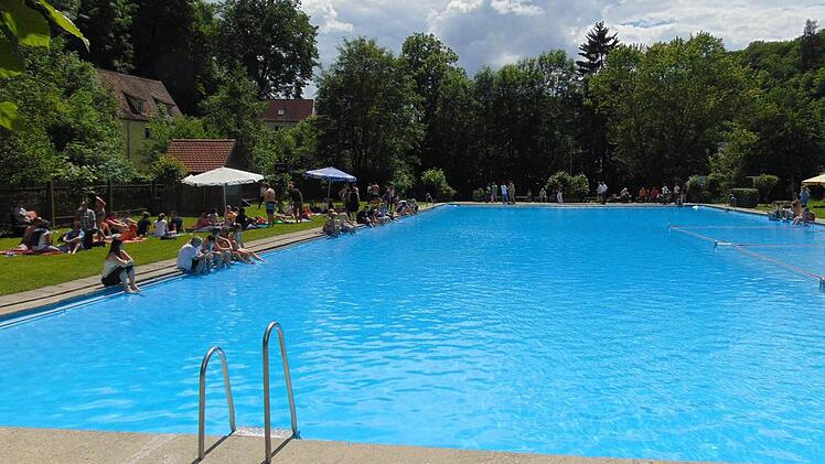 Ins Gräfenberger Freibad darf derzeit keiner.  Foto: Petra Malbrich