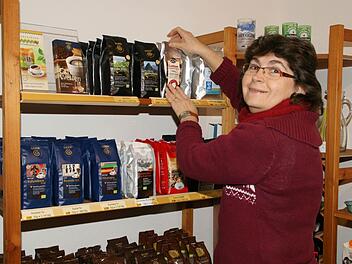 Deutlich vergrößert hat der Weltladen Eltmann am neuen Standort sein Kaffeesortiment. Ob Espresso oder Filterkaffee: für jeden Geschmack haben Elisabeth Förtsch (unser Bild) und ihr Team von Ehrenamtlichen die passende Bohne parat. Und zum Reformationsjubiläum gibt es auch einen "Luther-Kaffee" - bio und fair.