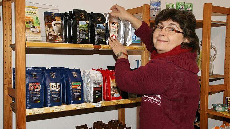 Deutlich vergrößert hat der Weltladen Eltmann am neuen Standort sein Kaffeesortiment. Ob Espresso oder Filterkaffee: für jeden Geschmack haben Elisabeth Förtsch (unser Bild) und ihr Team von Ehrenamtlichen die passende Bohne parat. Und zum Reformationsjubiläum gibt es auch einen "Luther-Kaffee" - bio und fair.