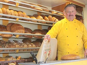 Volker Schelhorn hinter der Theke seines Verkaufsfahrzeugs: So kennen den Bäckermeister viele Menschen in den Dörfern des Kreises Lichtenfels sowie der angrenzenden Kreise Bamberg, Kulmbach, Kronach, Coburg und Haßberge, in denen er auf seinen Touren ausliefert.  Foto: Matthias Einwag