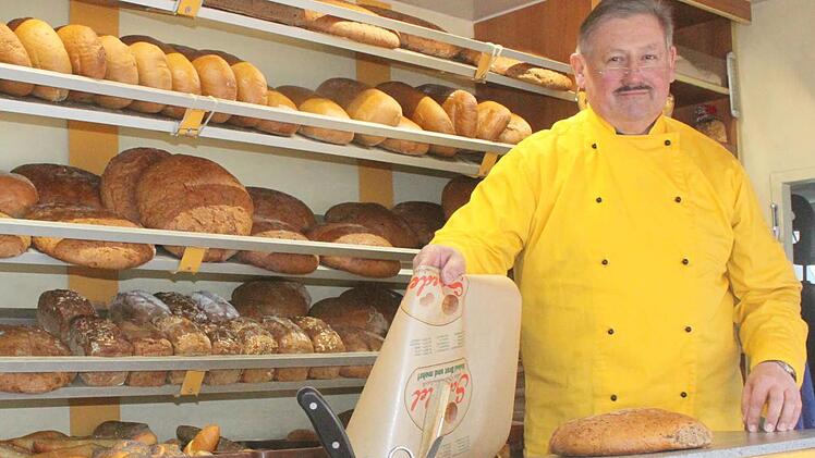 Volker Schelhorn hinter der Theke seines Verkaufsfahrzeugs: So kennen den Bäckermeister viele Menschen in den Dörfern des Kreises Lichtenfels sowie der angrenzenden Kreise Bamberg, Kulmbach, Kronach, Coburg und Haßberge, in denen er auf seinen Touren ausliefert.  Foto: Matthias Einwag