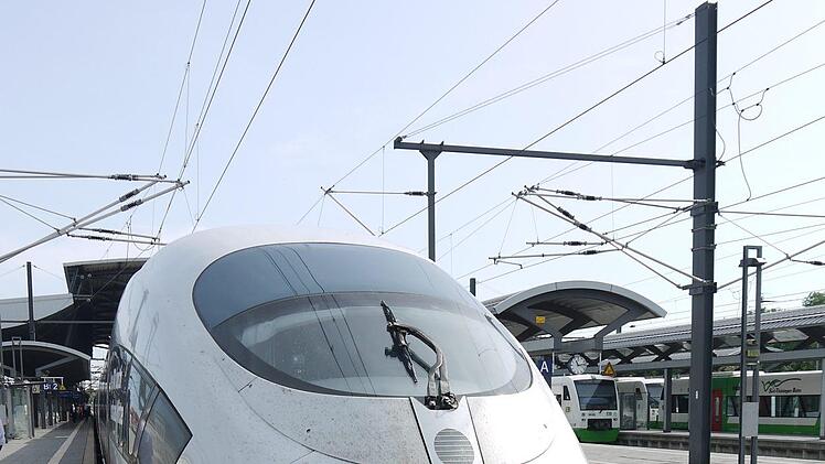 Schick und schnell: der modernisierte ICE der Baureihe III. Foto: Berthold Köhler