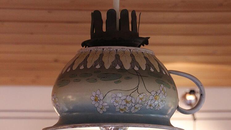 Kuriositäten: emaillierter Stahlhelm als Nachttopf. Und ein Jugendstil-Nachttopf als Lampe.