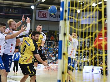 Schwerstarbeit war der 24:22-Erfolg im Hinspiel für Florian Billek (beim Wurf), Dominic Kelm (Nr. 9) und Co. gegen den EHV Aue im November.   Hagen Lehmann