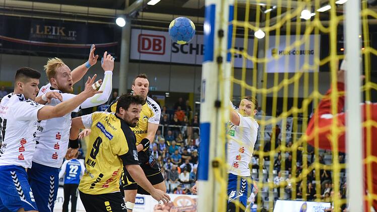 Schwerstarbeit war der 24:22-Erfolg im Hinspiel für Florian Billek (beim Wurf), Dominic Kelm (Nr. 9) und Co. gegen den EHV Aue im November.   Hagen Lehmann